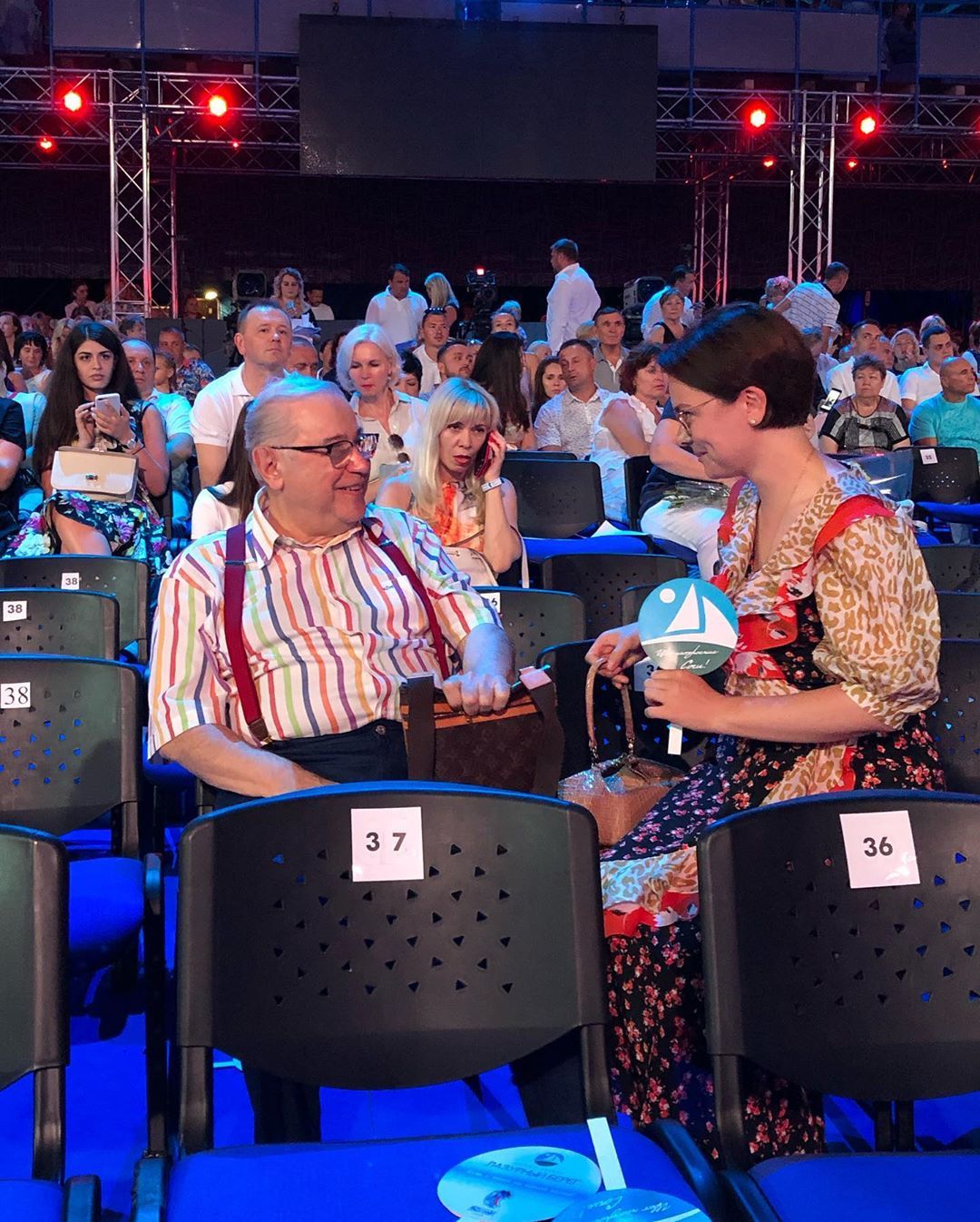 73-летний Евгений Петросян вышел в свет с молодой возлюбленной. Новости мира