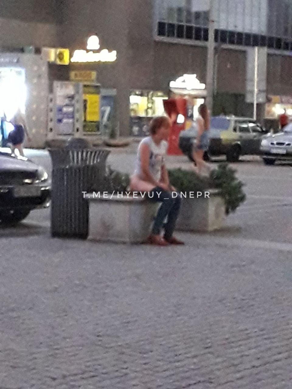 На Европейской площади женщина решила справить нужду в клумбу. Новости Днепра