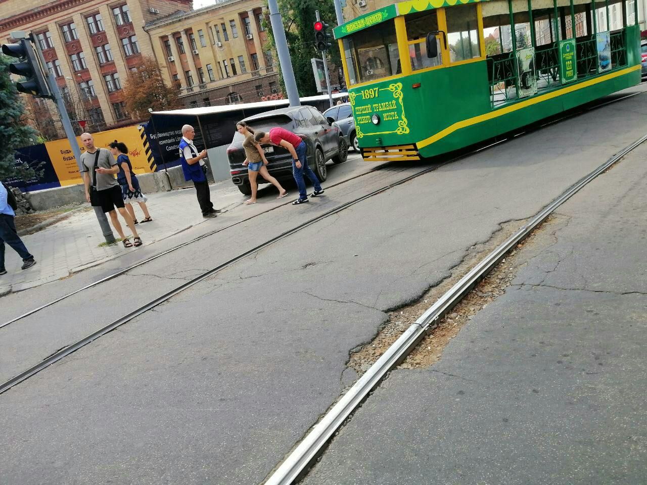 Авто с номерами «власть» заблокировало движение трамваев. Новости Днепра