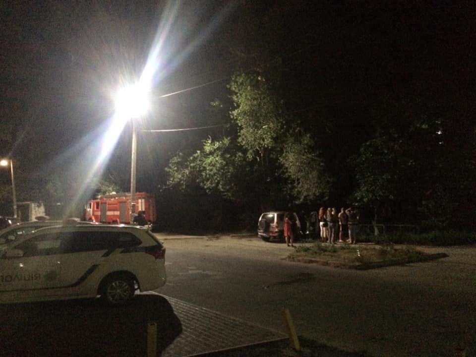 4 «патрульки», спасатели и «скорая»: днепрянин заливал соседей фекалиями и угрожал взорвать здание. Новости Днепра