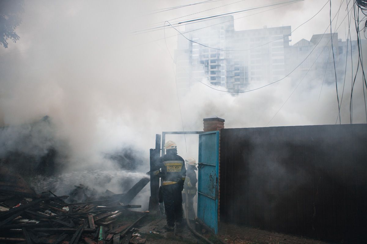 Сильное возгорание в Днепре: тушили 4 пожарных машины, сообщается о погибшей женщине. Новости Днепра