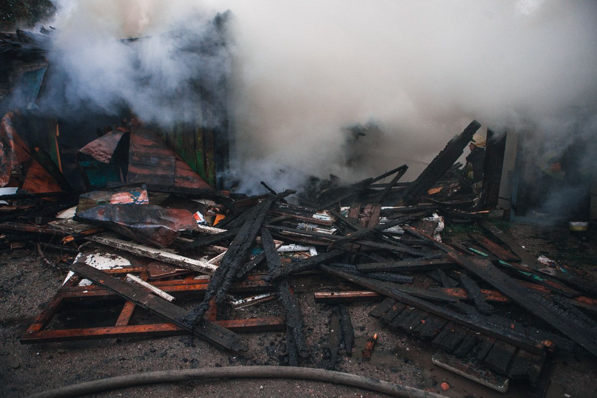 Сильное возгорание в Днепре: тушили 4 пожарных машины, сообщается о погибшей женщине. Новости Днепра