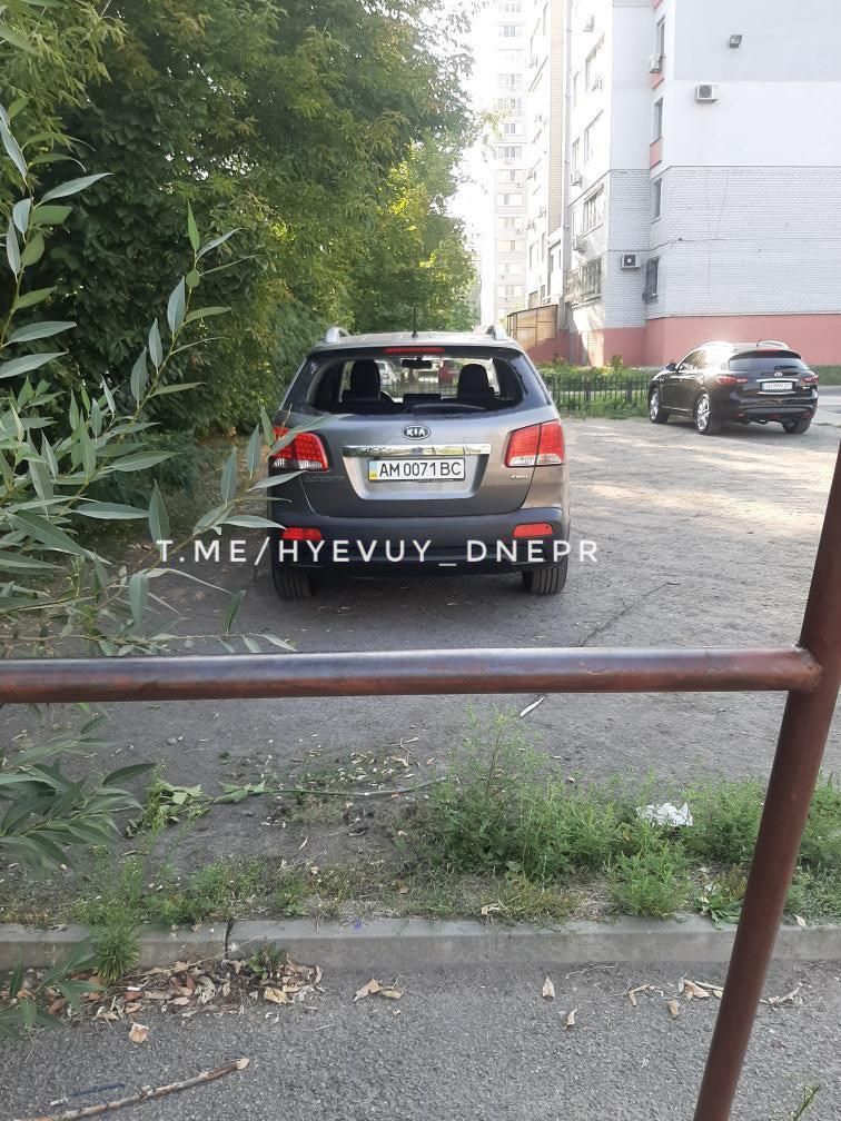 Бьют, но не любят: в Днепре по ночам крушат стекла автомобилей. Новости Днепра