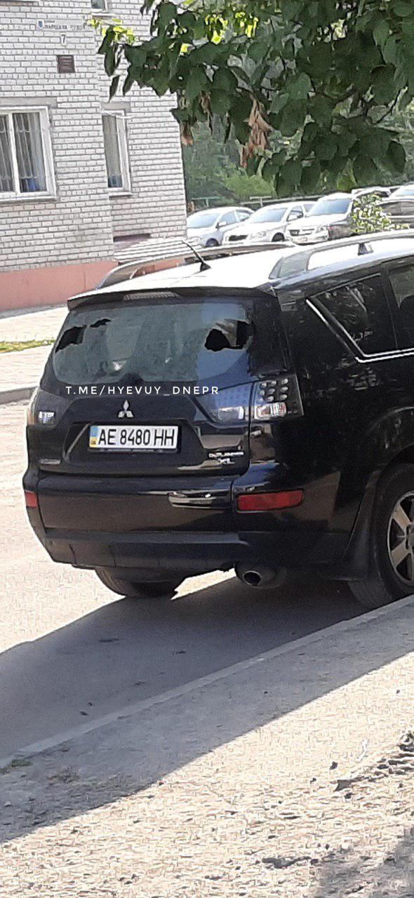 Бьют, но не любят: в Днепре по ночам крушат стекла автомобилей. Новости Днепра