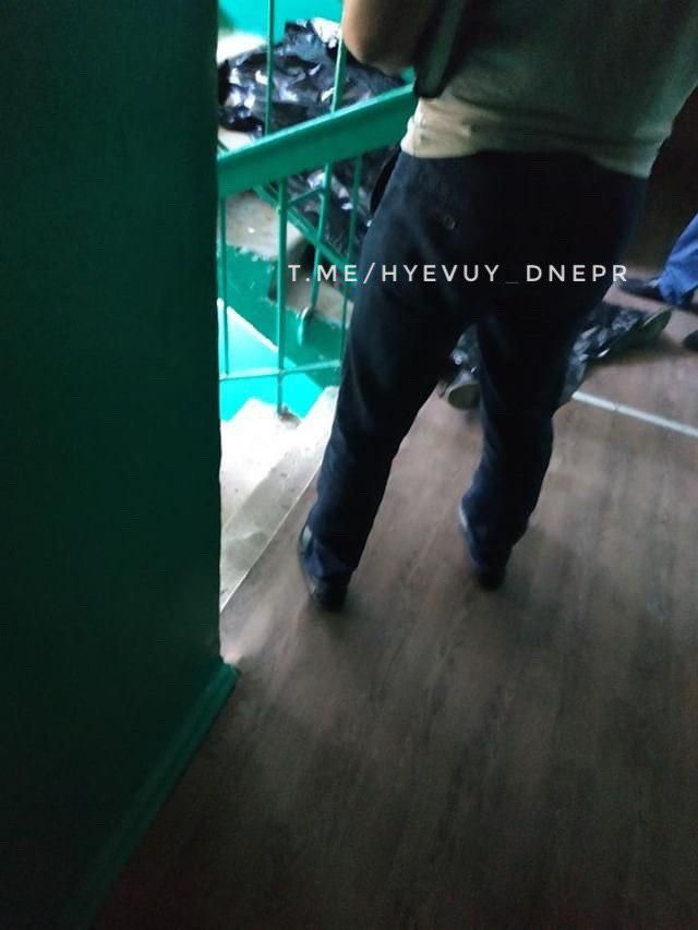 В Днепре прямо на лестничной площадке нашли труп. Новости Днепра