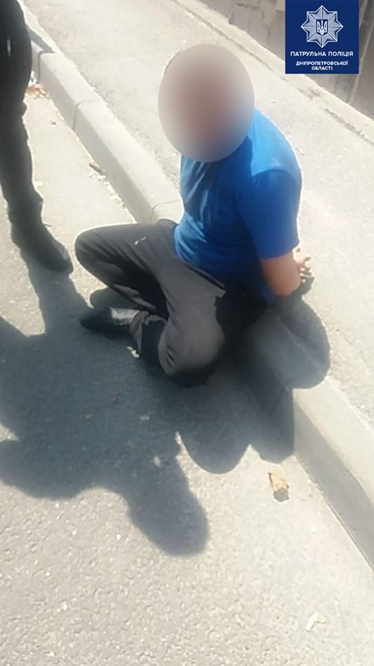 Патрульные остановили вооруженного водителя, и он начал есть улики. Новости Днепра