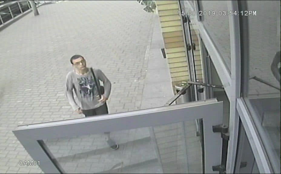 «Ходит по дворам, проверяет все подъезды и этажи»: в Днепре на камеры попал наглый преступник. Новости Днепра