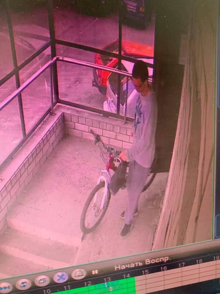 «Ходит по дворам, проверяет все подъезды и этажи»: в Днепре на камеры попал наглый преступник. Новости Днепра