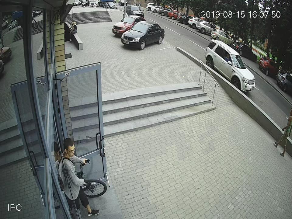 «Ходит по дворам, проверяет все подъезды и этажи»: в Днепре на камеры попал наглый преступник. Новости Днепра