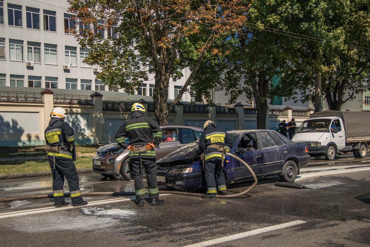 В Днепре горящая машина «ездила» по проезжей части. Новости Днепра