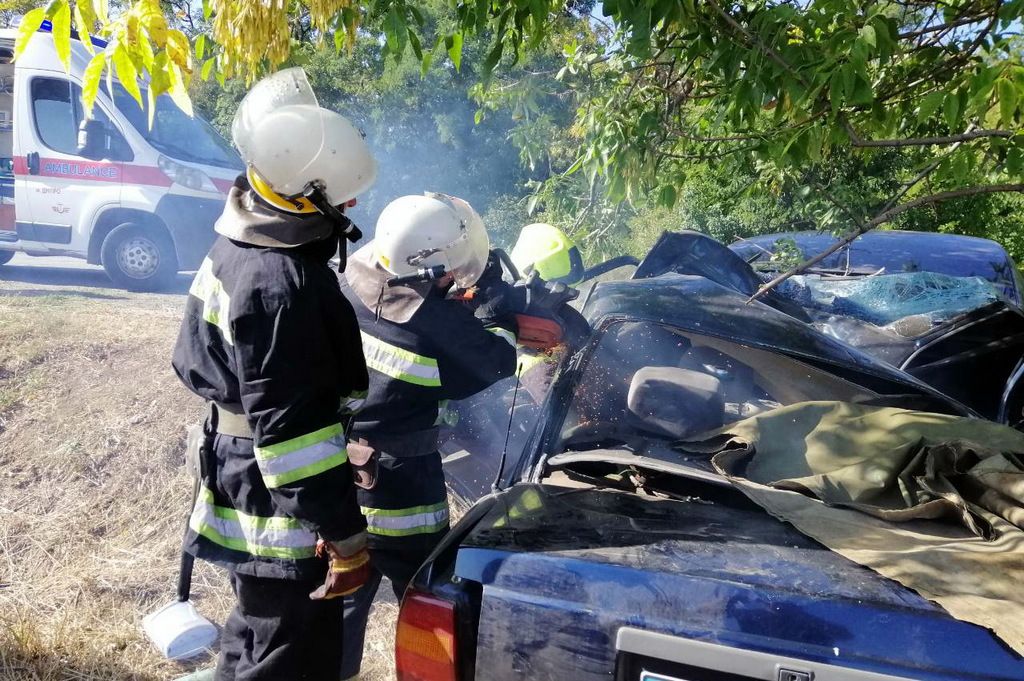 Под Днепром авто влетело в дерево: людей зажало. Новости Днепра