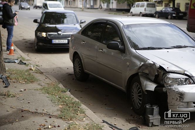 Взорвалось колесо посреди дороги: авто занесло прямо в другую машину. Новости Днепра