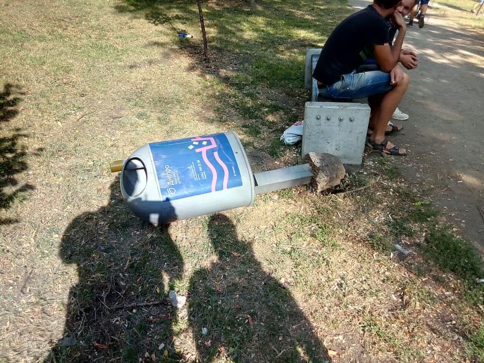 Парни устроили погром в парке. Новости Днепра