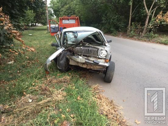 Машину смяло: легковушка влетела в дерево на полном ходу. Новости Днепра