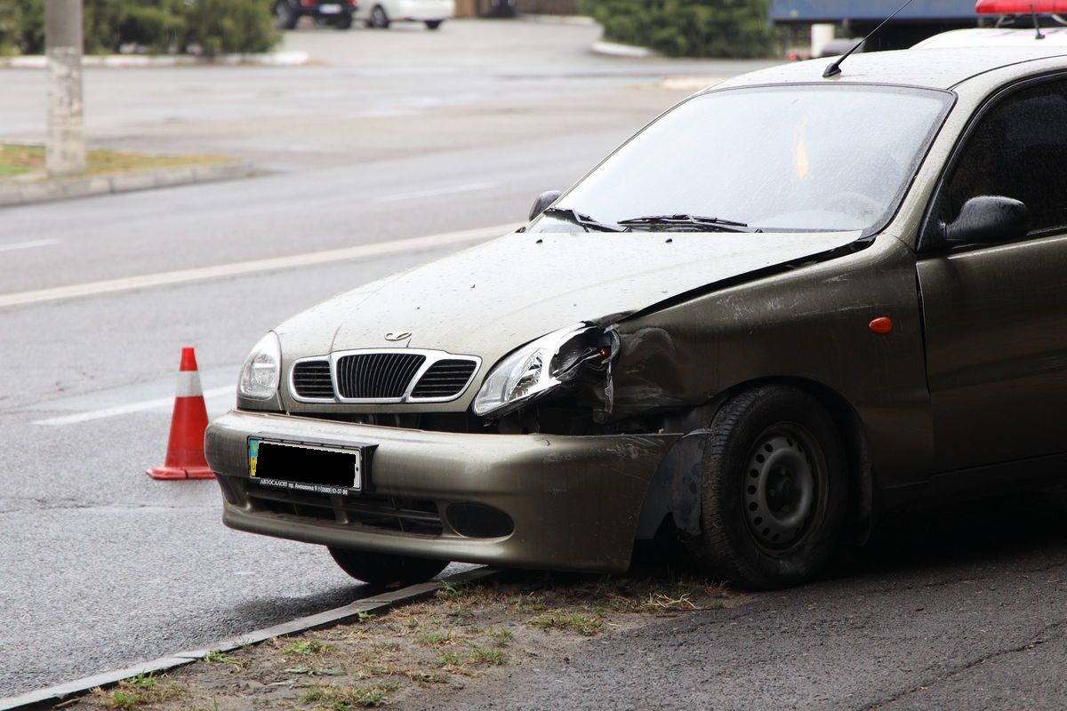 Занесло в столб и отбросило на тротуар: в Днепре легковушка попала в ДТП. Новости Днепра