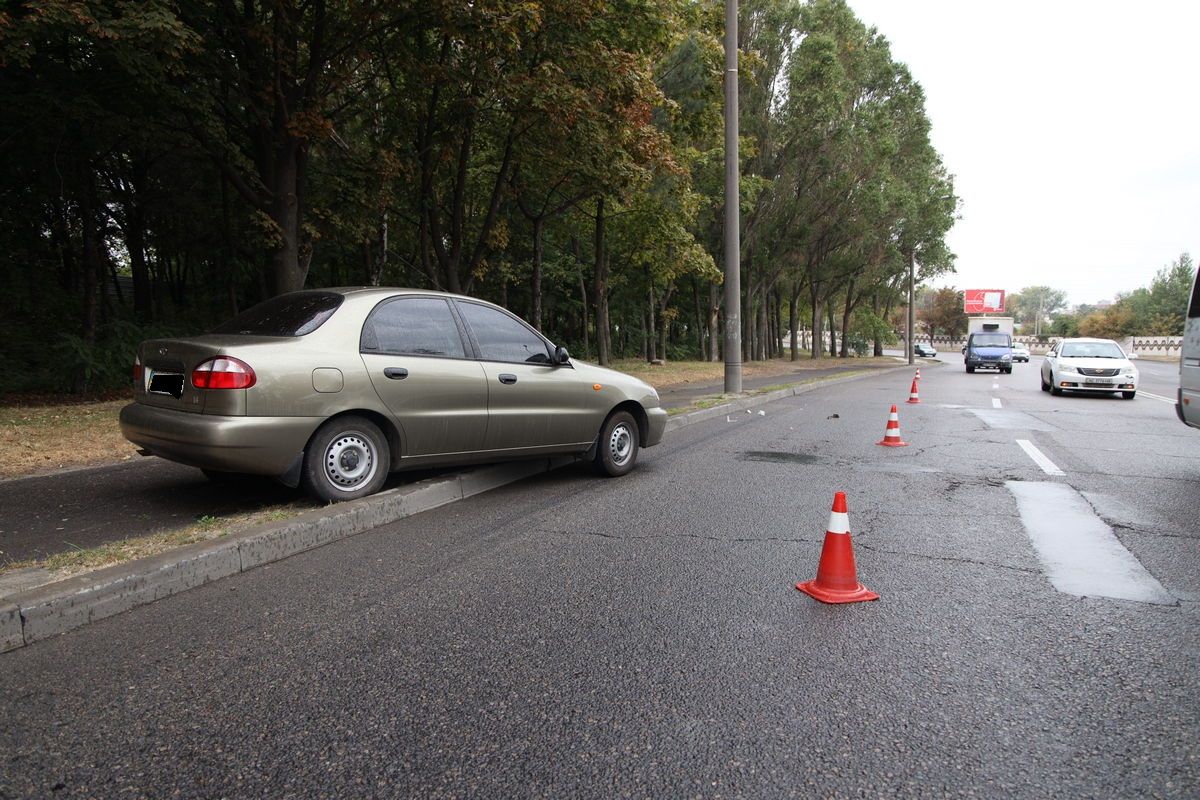 Занесло в столб и отбросило на тротуар: в Днепре легковушка попала в ДТП. Новости Днепра