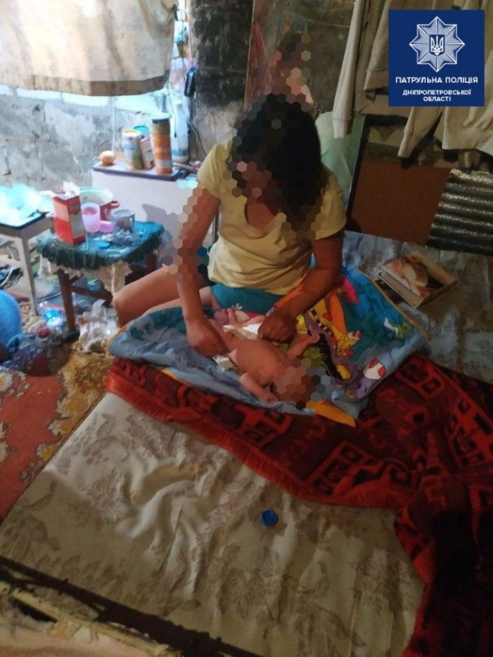 Пьяная мать, куча хлама и окурков: младенец лежал с собакой в полной антисанитарии. Новости Днепра