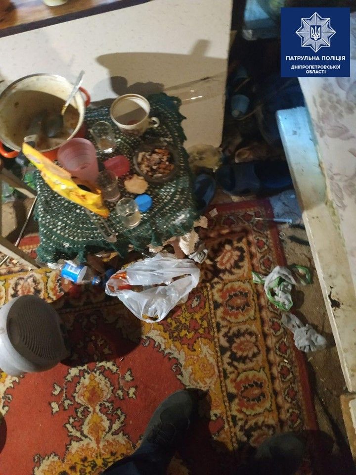 Пьяная мать, куча хлама и окурков: младенец лежал с собакой в полной антисанитарии. Новости Днепра