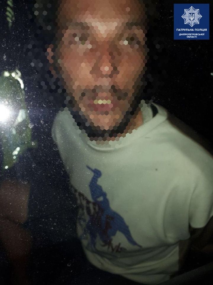 «Пытались спрятаться в подъезде»: в Днепре двух мужчин застали на горячем. Новости Днепра