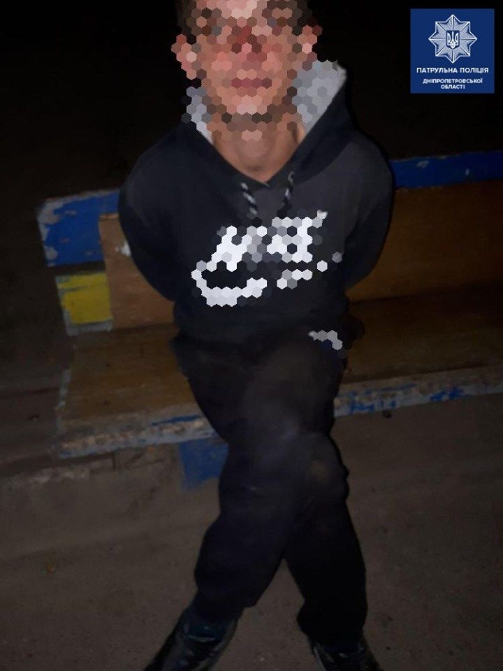 «Пытались спрятаться в подъезде»: в Днепре двух мужчин застали на горячем. Новости Днепра