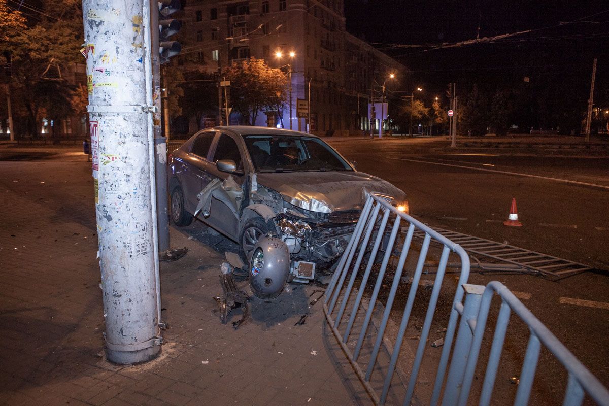 В Днепре авто влетело в забор. Новости Днепра