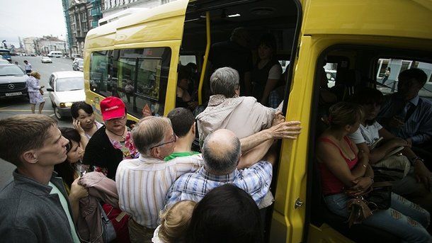 «Уместились на ступеньках»: жители Днепра жалуются на переполненные маршрутки. Новости Днепра