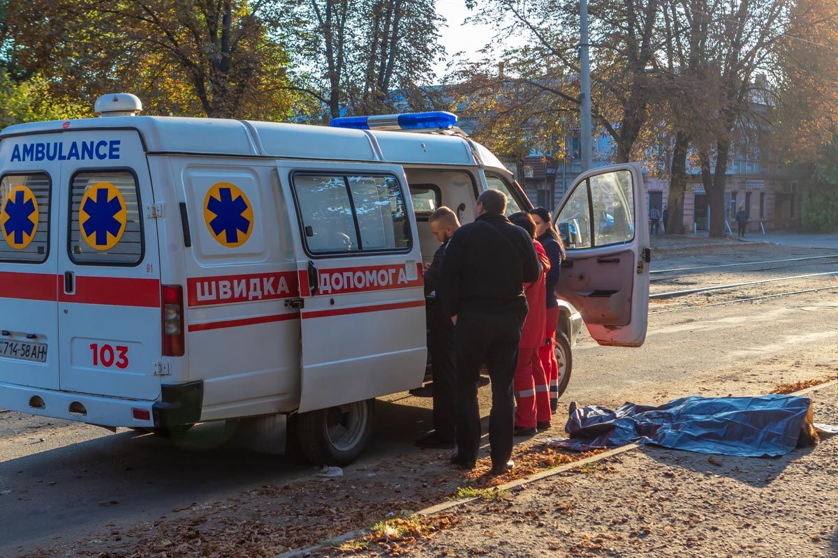 В Днепре на трамвайной остановке умерла женщина. Новости Днепра