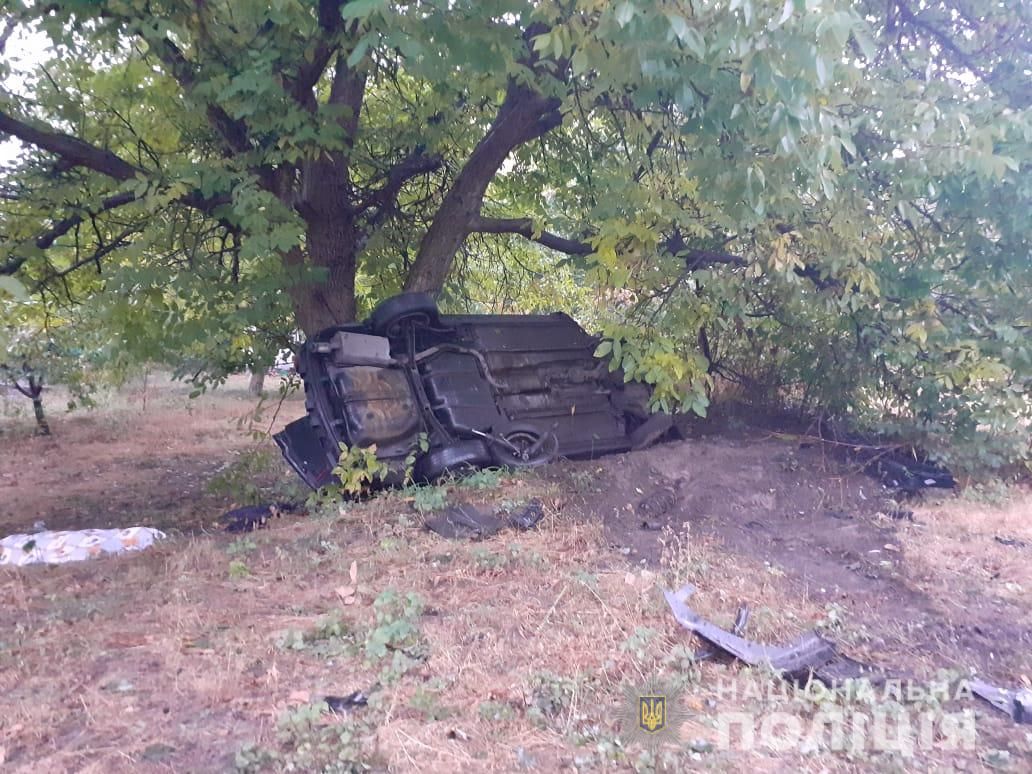 Пьяный подросток-водитель проломил забор: погиб закрытый в багажнике друг. Новости Украины