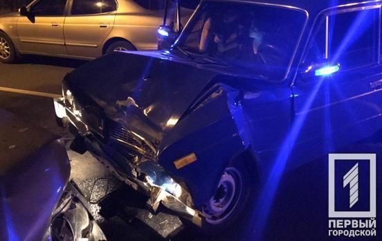 Два автомобиля столкнулись лоб в лоб: есть пострадавший. Новости Днепра