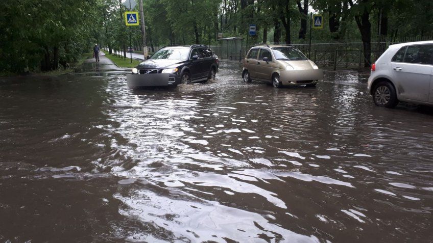 «Потоп» в Днепре: пешеходы и автомобили «плывут» по дорогам. Новости Днепра