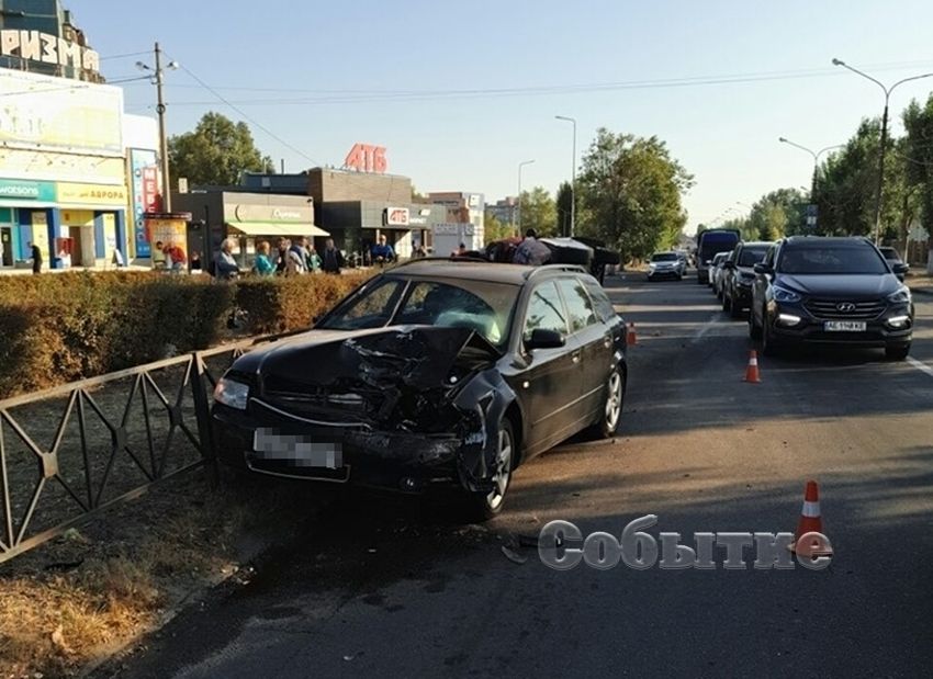 ДТП: от удара автомобиль перевернулся на бок и снес ограждение. Новости Днепра