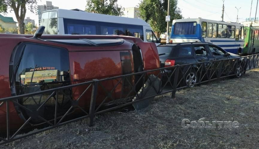 ДТП: от удара автомобиль перевернулся на бок и снес ограждение. Новости Днепра