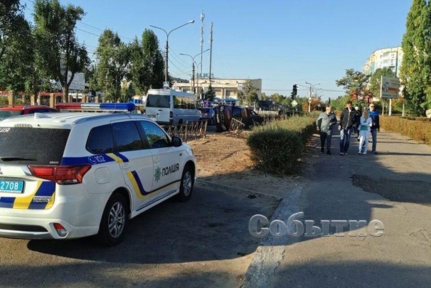 ДТП: от удара автомобиль перевернулся на бок и снес ограждение. Новости Днепра