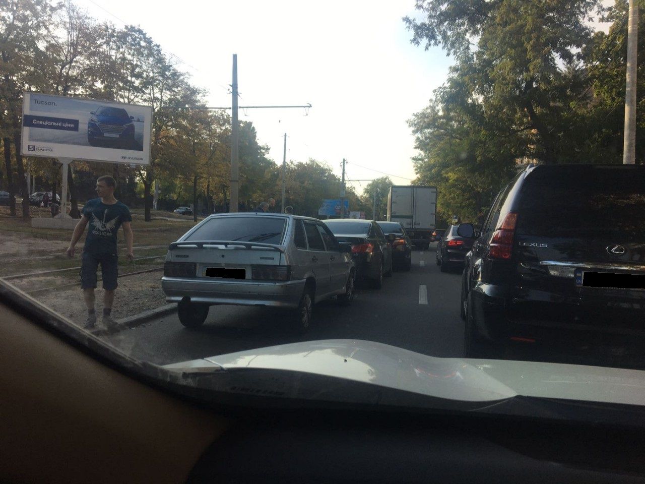 Тройное столкновение в Днепре: пробка и разбирательства посреди улицы. Новости Днепра