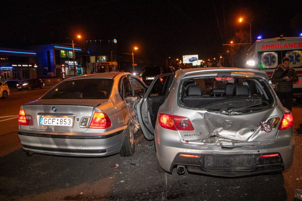 В Днепре столкнулись сразу 4 автомобиля. Новости Днепра