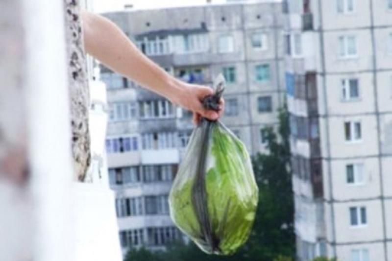 «Люди или дикари?»: в Днепре из окон выбрасывают мусор и выливают помои. Новости Днепра