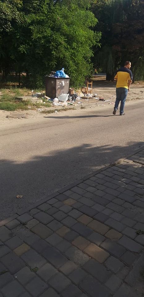 Мусорные баки – не всегда хорошо: из-за самовольно поставленного контейнера образовалась свалка во дворе дома. Новости Днепра