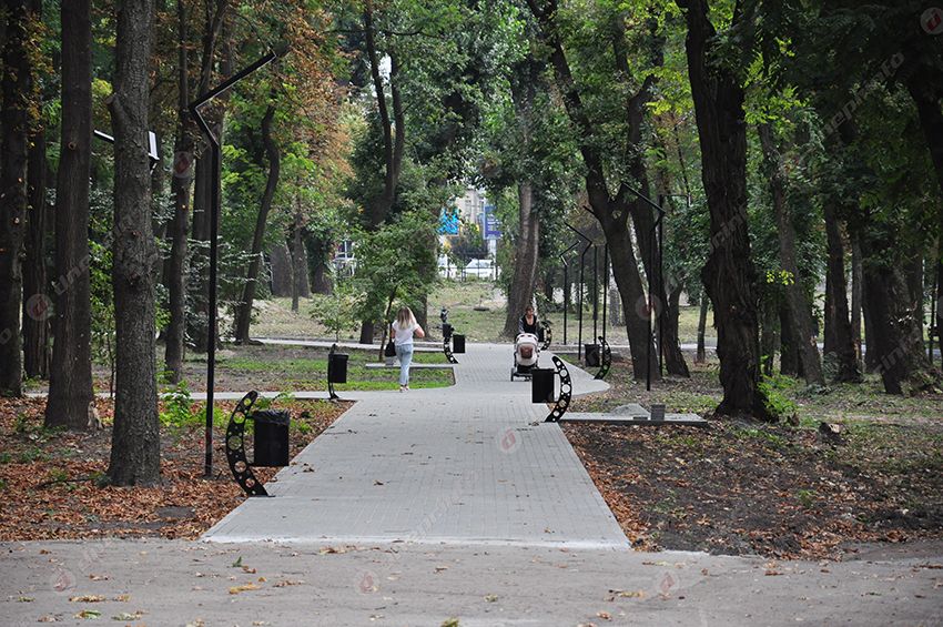 Вандалы разбили урны в парке Гагарина. Новости Днепра