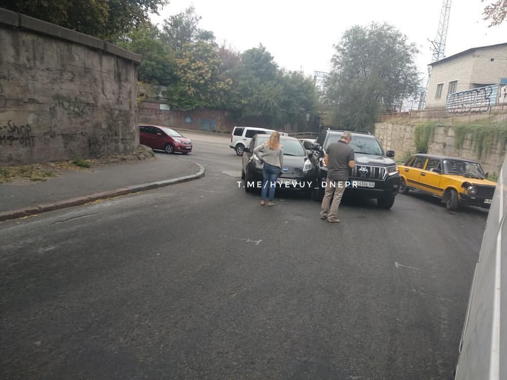 Два ДТП на Островского: движение перекрыто. Новости Днепра