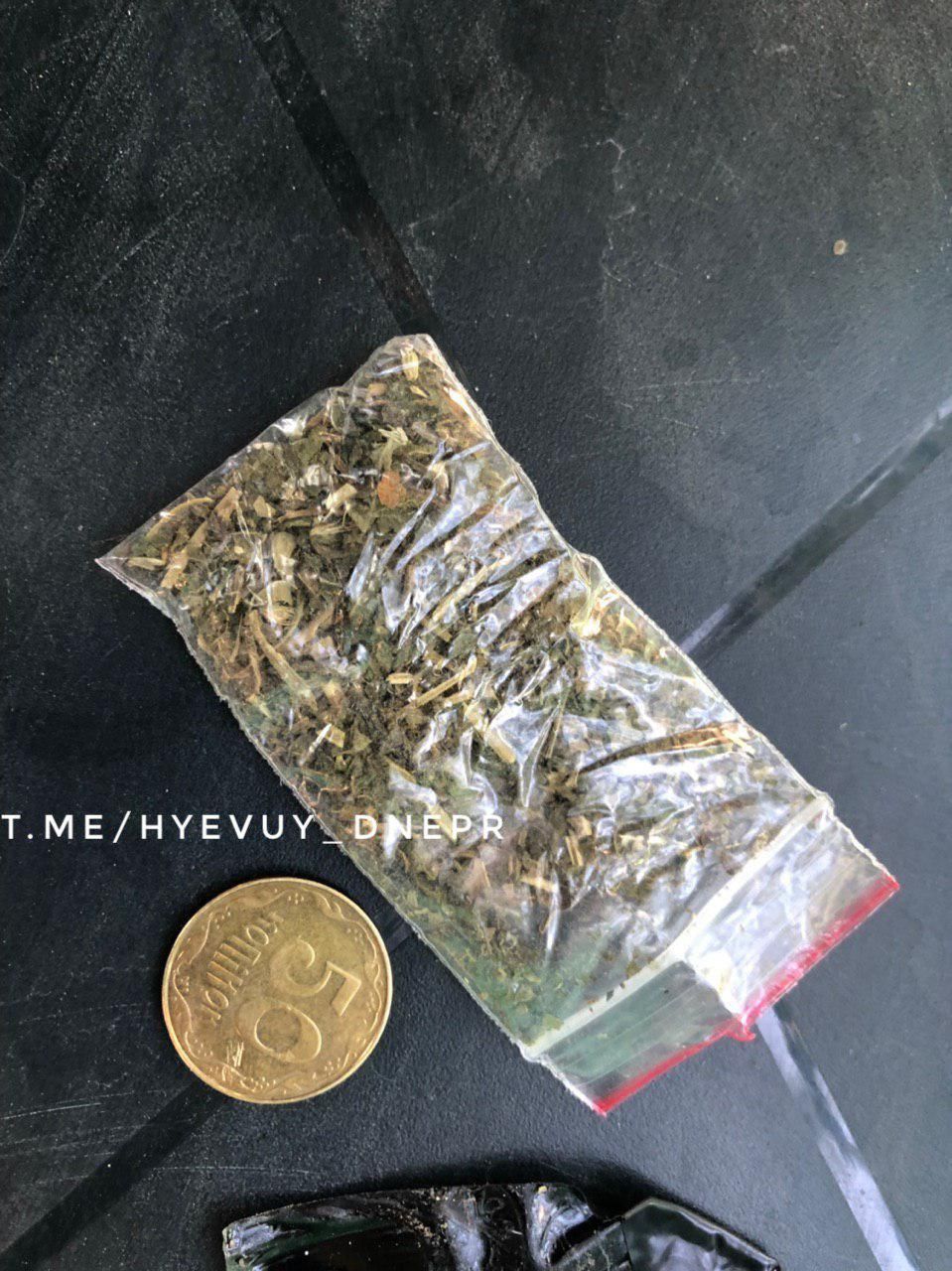 Недетские «сюрпризы» на детской площадке: днепряне выловили «закладочника», но наркоманы остались. Новости Днепра