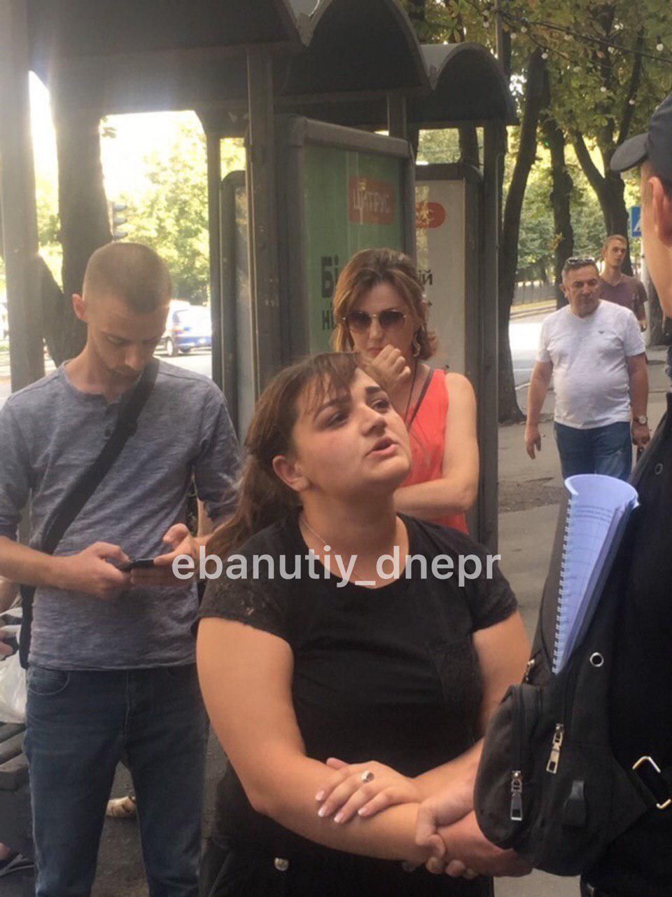 «Не ломай мне руку, мне больно»: воровка давила на жалость после задержания. Новости Днепра