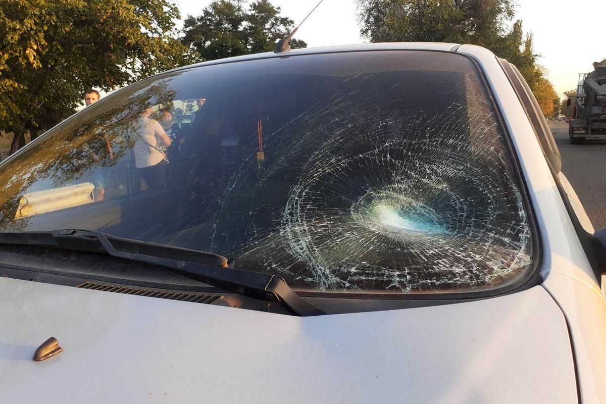 Шел в наушниках: парень попал под колеса легковушки. Новости Днепра