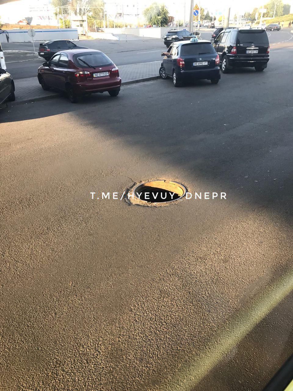 Водители, будьте аккуратнее: в Днепре люк открыт прямо посреди дороги. Новости Днепра