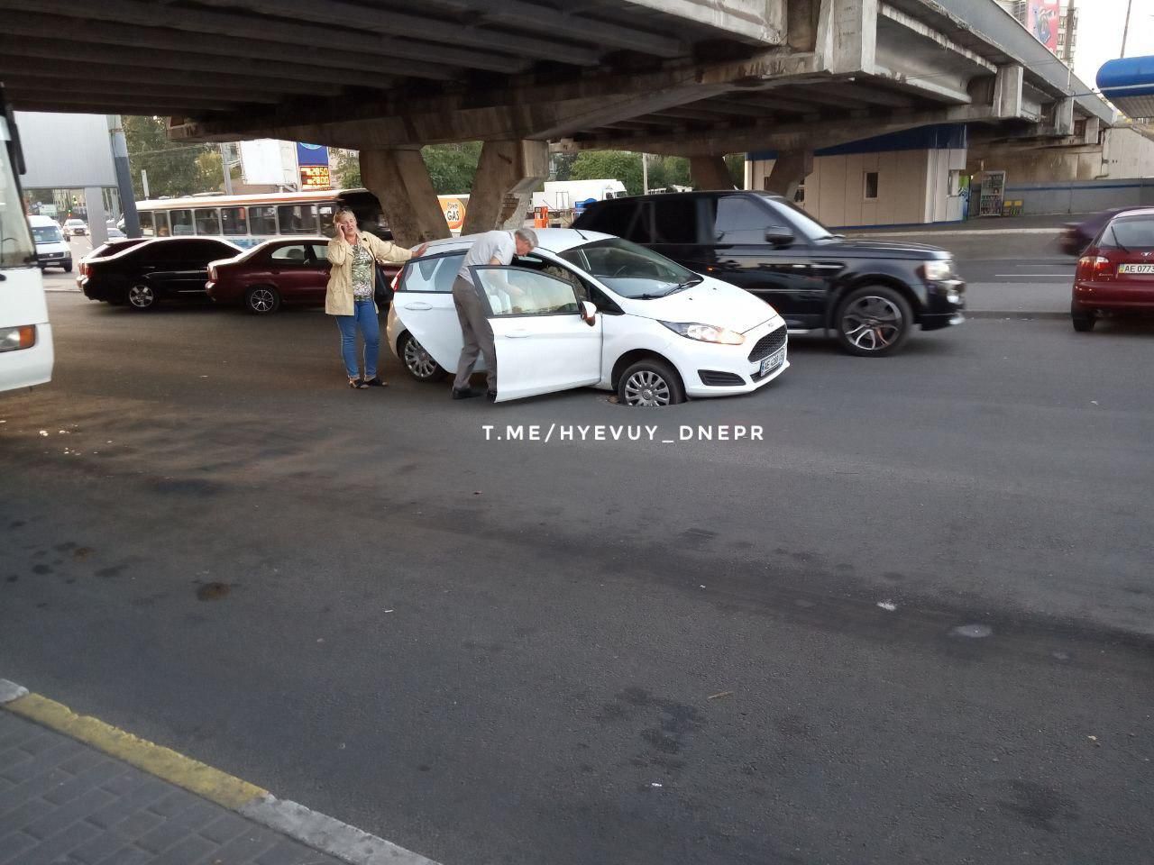 Водители, будьте аккуратнее: в Днепре люк открыт прямо посреди дороги. Новости Днепра