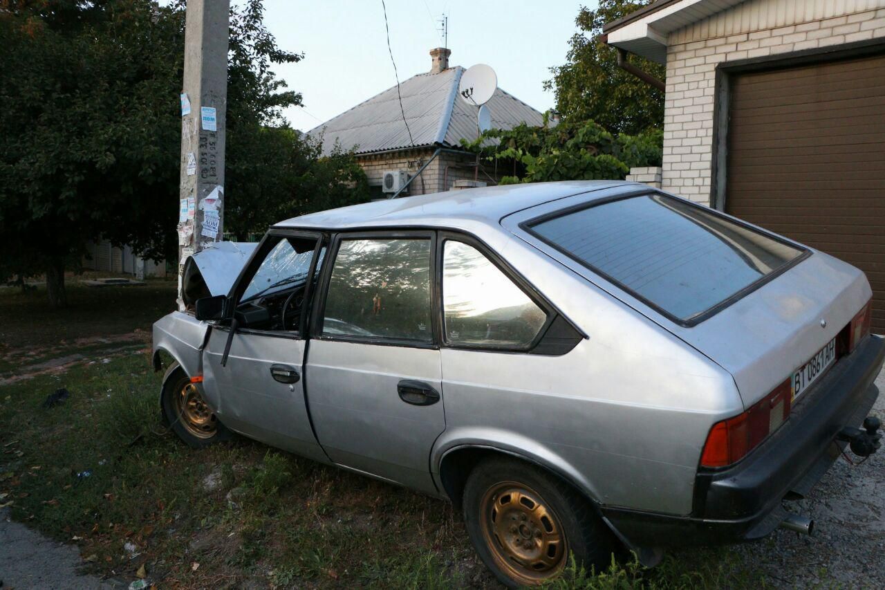 «Во всем виноват ребенок»: в Днепре автомобиль врезался в столб. Новости Днепра