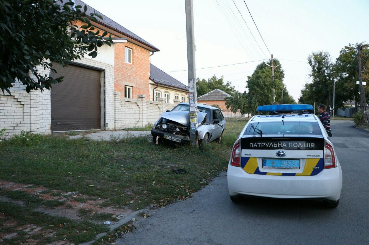 «Во всем виноват ребенок»: в Днепре автомобиль врезался в столб. Новости Днепра