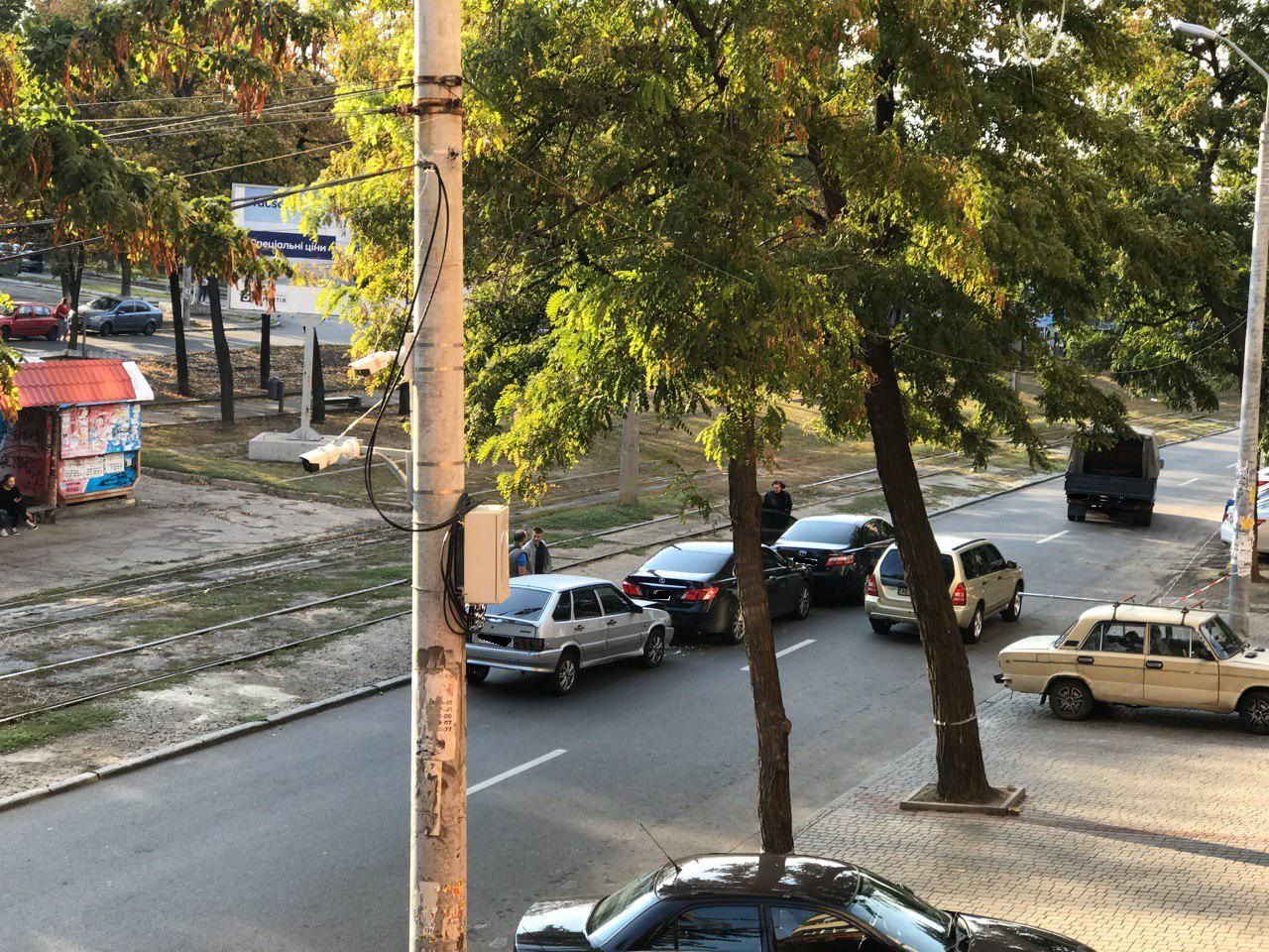 Тройное столкновение в Днепре: пробка и разбирательства посреди улицы. Новости Днепра