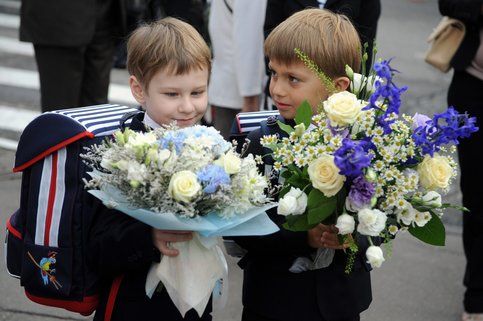 Добро есть: дети и педагоги отказались от цветов ради помощи больной учительнице. Новости Днепра