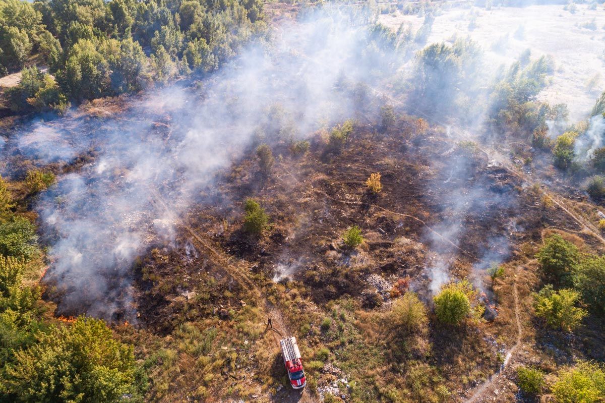 В Днепре пожар на 200 квадратных метров и едкий запах дыма, опасный для людей: подробности. Новости Днепра