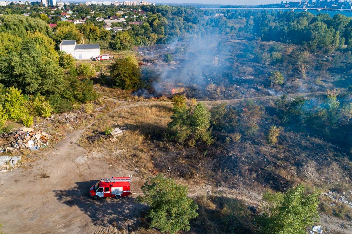 В Днепре пожар на 200 квадратных метров и едкий запах дыма, опасный для людей: подробности. Новости Днепра